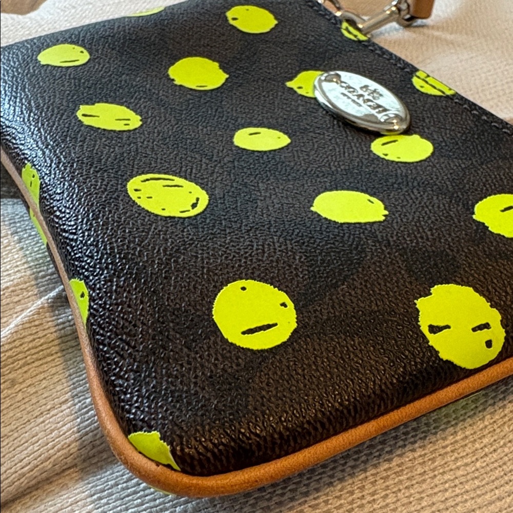 COACH signature wristlet pebbled leather neon green dots - Picture 8 of 9